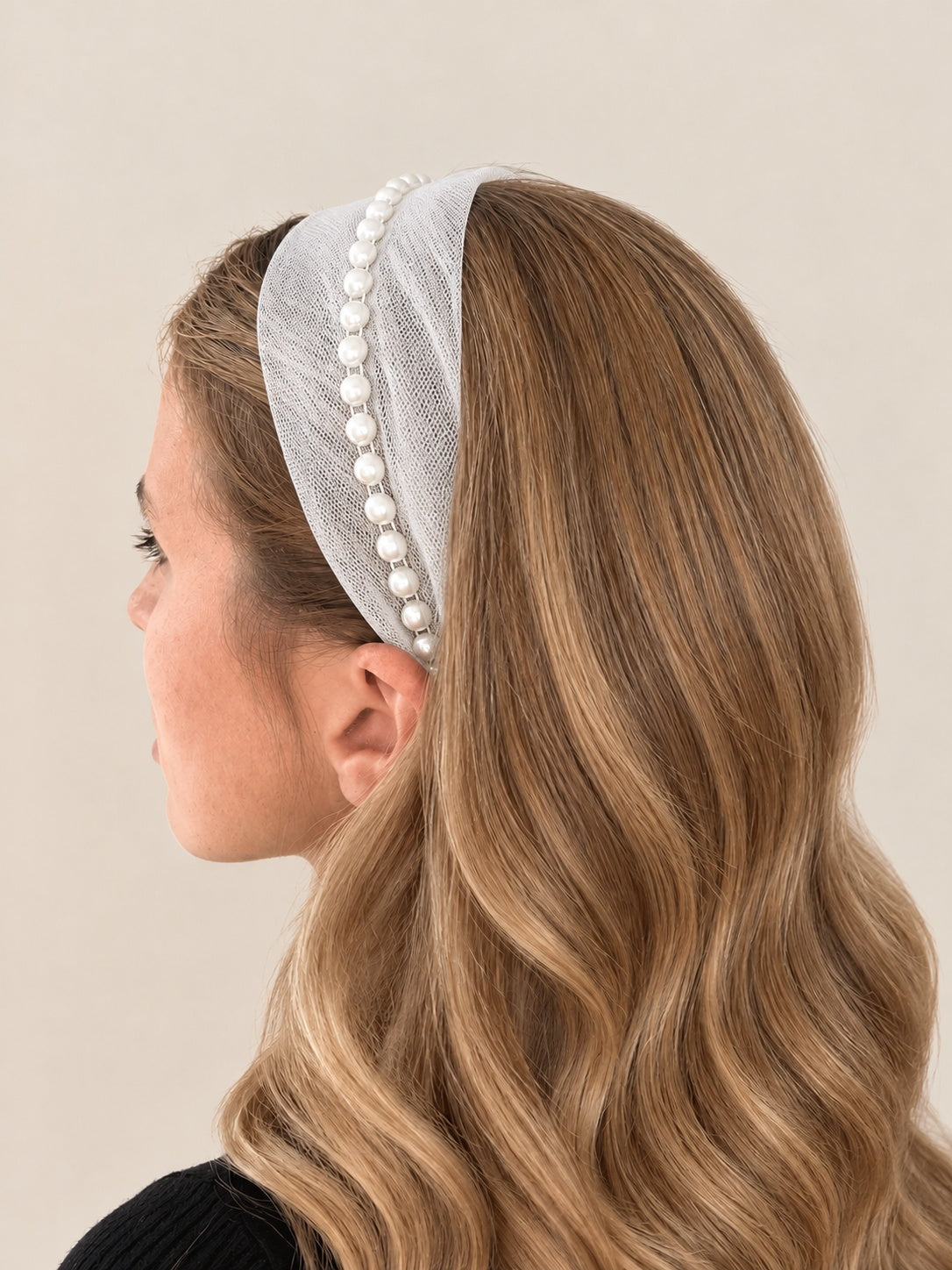 Cordeluta in mijloc Tulle cu perle, culoare Alb 78, perle albe, pe cap