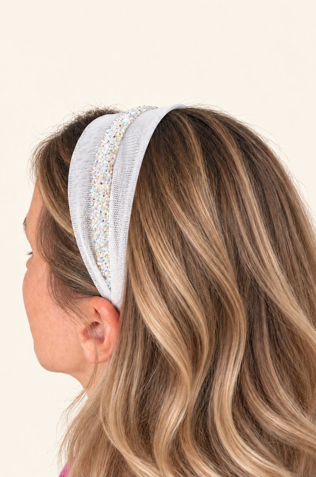 Cordeluta in mijloc Tulle cu sclipici, culoare Alb 78, sclipici alb transparent, pe cap