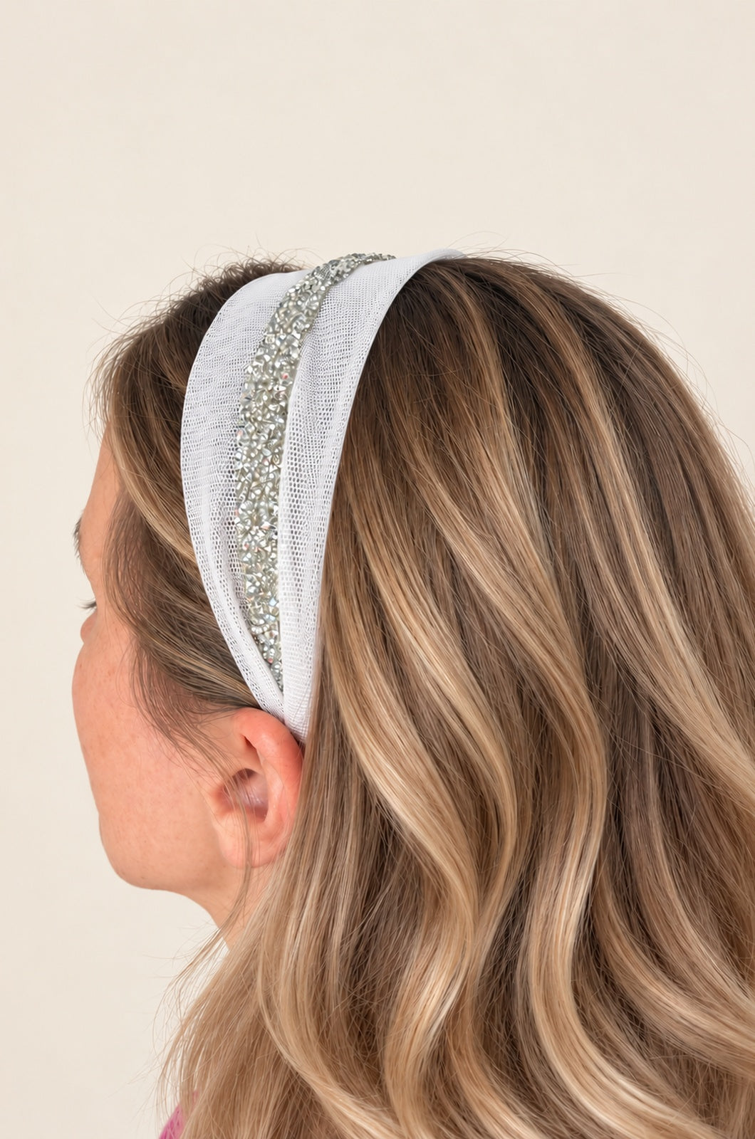 Cordeluta in mijloc Tulle cu sclipici, culoare Alb 78, sclipici argintiu, pe cap