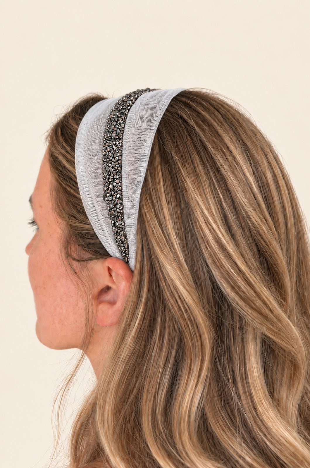 Cordeluta in mijloc Tulle cu sclipici, culoare Alb 78, sclipici gri, pe cap
